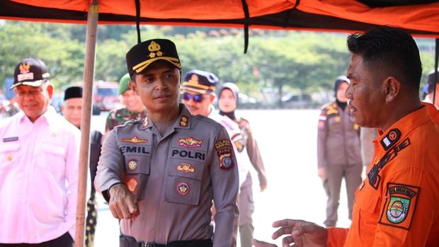 Kapolres Rokan Hulu AKBP Emil Eka Putra memimpin Apel Kesiapan Tanggap Bencana Hidrometrologi.