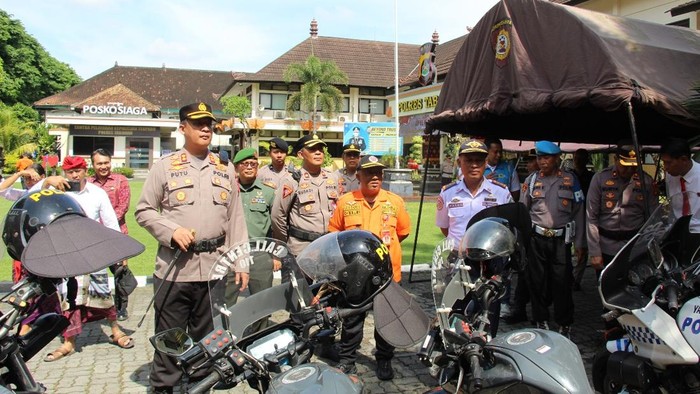 Kapolres Tabanan, AKBP I Putu Bayu Pati, meninjau sarpras kesiapsiagaan tanggap bencana di Halaman Mapolres Tabanan, Rabu (5/11/2025). (Foto: Krisna Pradipta/detikBali)