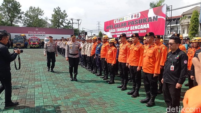 Kapolres Tasikmalaya Kota, AKBP Moch Faruk Rozi melakukan inspeksi pasukan apel Siaga Tanggap Bencana 2025.