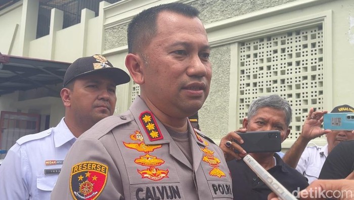 Kapolrestabes Medan Kombes Jean Calvijn saat olah TKP di rumah Khamozaro. (Foto: Finta Rahyuni/detikSumut)