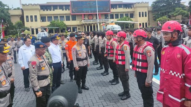 Kapolri Jenderal Listyo Sigit Prabowo tinjau sarana dan prasarana tanggap bencna di Mako Brimob,Depok Kapolri Jenderal Listyo Sigit Prabowo tinjau sarana dan prasarana tanggap bencna di Mako Brimob,Depok