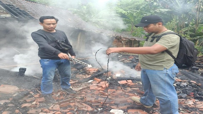 Kabel listrik yang diduga menjadi pemicu kebakaran di rumah Simin, Kecamatan Geyer, Kabupaten Grobogan, Rabu (5/11/2025).