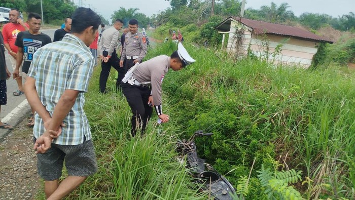 Polisi saat melakukan olah TKP kecelakaan yang tewaskan petani di Muratara