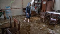 Seorang guru memeriksa kondisi kelas yang tergenang banjir di SDN 1 Sayung, Desa Sayung, Kecamatan Sayung, Demak, Jawa Tengah, Rabu (5/11/2025).  Foto: ANTARA FOTO/Aji Setyawan
