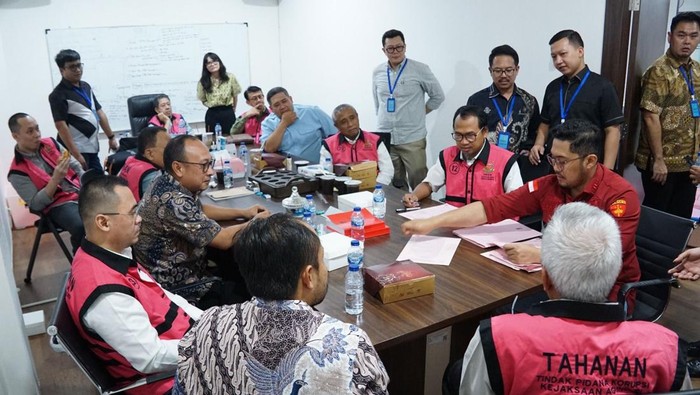 Kejagung Limpahkan 8 Tersangka Korupsi Minyak, Riza Chalid Masih Diburu
