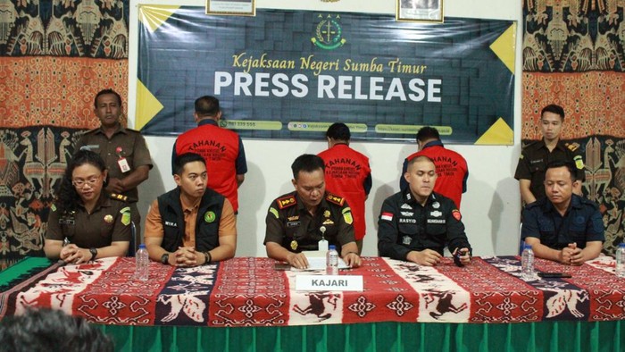 Kejari Sumba Timur saat menggelar konferensi pers penetapan tiga tersangka kasus korupsi anggaran Pilkada Sumba Timur 2024, Selasa (4/11/2025).