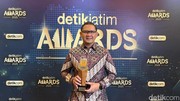 Kadisdik Aries Agung Terima detikJatim Awards untuk Inovasi Pendidikan