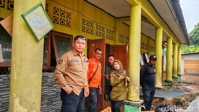 Kepala Dinas Pendidikan Kabupaten Sukabumi, Deden Sumpena, saat meninjau kondisi pascabencana di Kecamatan Cisolok.