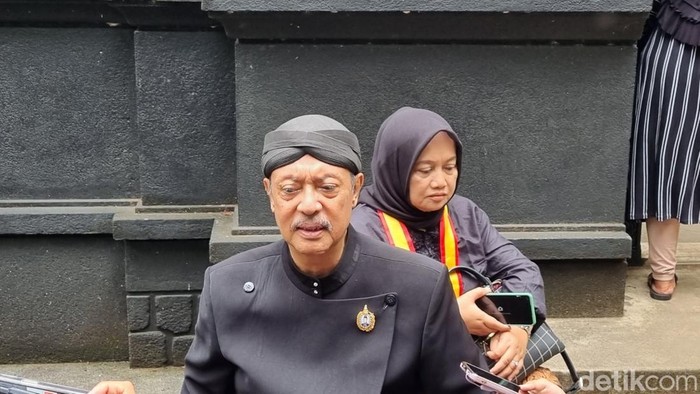 Adik mendiang Paku Buwono XIII, KGPH Benowo, ditemui wartawan di Kompleks Makam Raja-raja Imogiri, Bantul, Rabu (5/11/2025).
