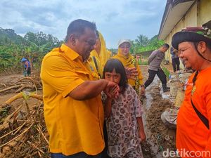 Bocah Cisolok Curhat ke Ketua DPRD gegara Seragam Sekolah Hanyut