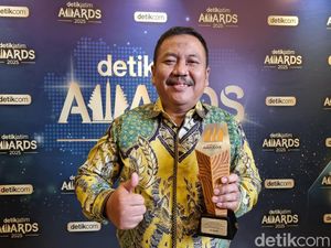 Ali Mufti Raih detikJatim Awards Berkat Perjuangan untuk Infrastruktur Desa
