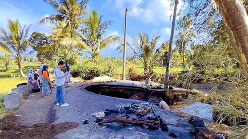Kondisi jembatan rusak yang disebabkan air meluap karena hujan deras, Rabu (5/11/2025) foto (Dok. Pemdes Montong Betok)
