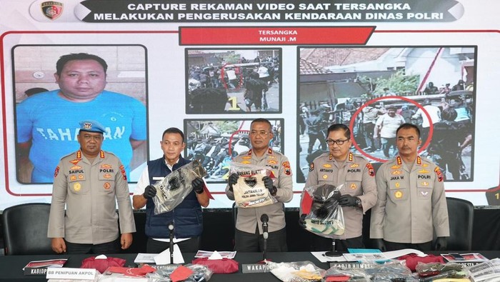 Konferensi pers di Polda Jateng soal penangkapan enam tersangka dalam kasus serangkaian demo di Pati, Rabu (5/11/2025).