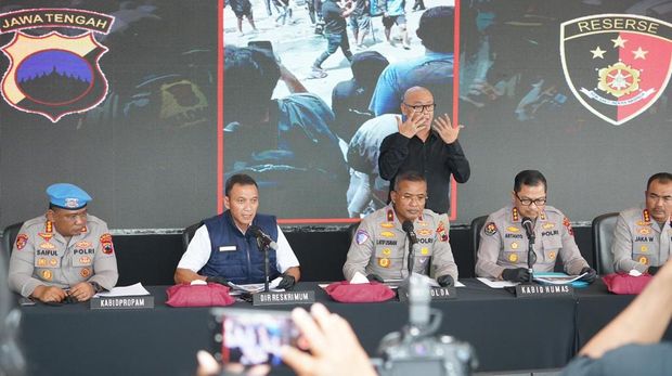 Konferensi pers di Polda Jateng soal penangkapan enam tersangka dalam kasus serangkaian demo di Pati, Rabu (5/11/2025). Konferensi pers di Polda Jateng soal penangkapan enam tersangka dalam kasus serangkaian demo di Pati, Rabu (5/11/2025).