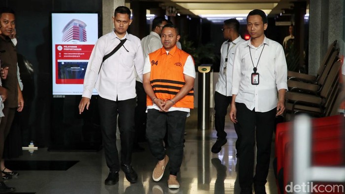 Suasana di Gedung Komisi Pemberantasan Korupsi (KPK), Jakarta, Rabu (5/11/2025), tampak tegang namun tertib ketika Gubernur Riau Abdul Wahid keluar dari ruang pemeriksaan. Dengan wajah tenang, ia melangkah menuju mobil tahanan yang telah disiapkan petugas.