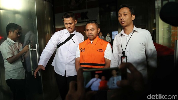 Suasana di Gedung Komisi Pemberantasan Korupsi (KPK), Jakarta, Rabu (5/11/2025), tampak tegang namun tertib ketika Gubernur Riau Abdul Wahid keluar dari ruang pemeriksaan. Dengan wajah tenang, ia melangkah menuju mobil tahanan yang telah disiapkan petugas.