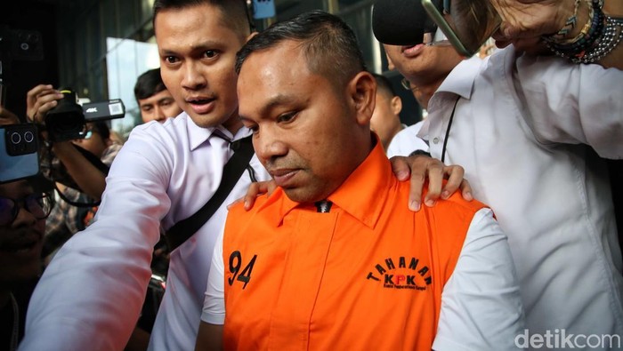 Suasana di Gedung Komisi Pemberantasan Korupsi (KPK), Jakarta, Rabu (5/11/2025), tampak tegang namun tertib ketika Gubernur Riau Abdul Wahid keluar dari ruang pemeriksaan. Dengan wajah tenang, ia melangkah menuju mobil tahanan yang telah disiapkan petugas.