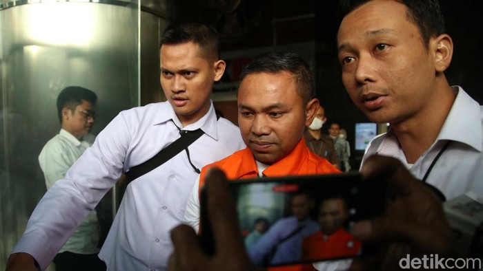 Gubernur Riau Abdul Wahid keluar dari ruang pemeriksaan. Dengan wajah tenang, ia melangkah menuju mobil tahanan yang telah disiapkan petugas.