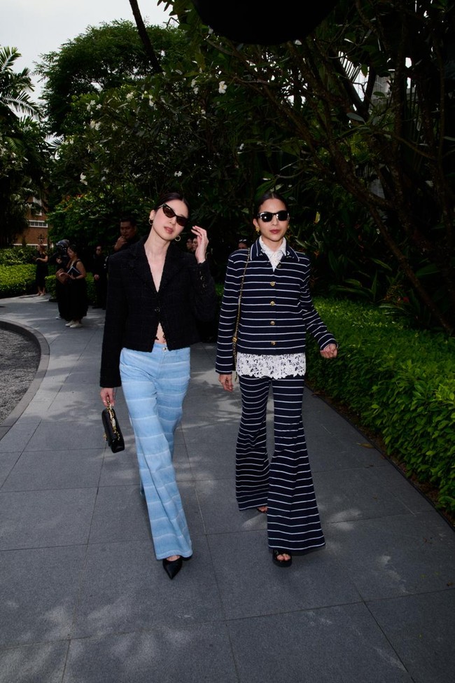 Sebagai pelengkap gaya, keduanya kompak memakai handbag flapbag klasik Chanel yang ikonis. (Foto: Dok. Chanel)