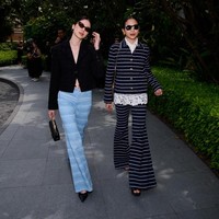 Sebagai pelengkap gaya, keduanya kompak memakai handbag flapbag klasik Chanel yang ikonis. (Foto: Dok. Chanel)