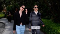Foto: Gaya Kasual Elegan Laura Basuki dan Putri Marino di Show Chanel