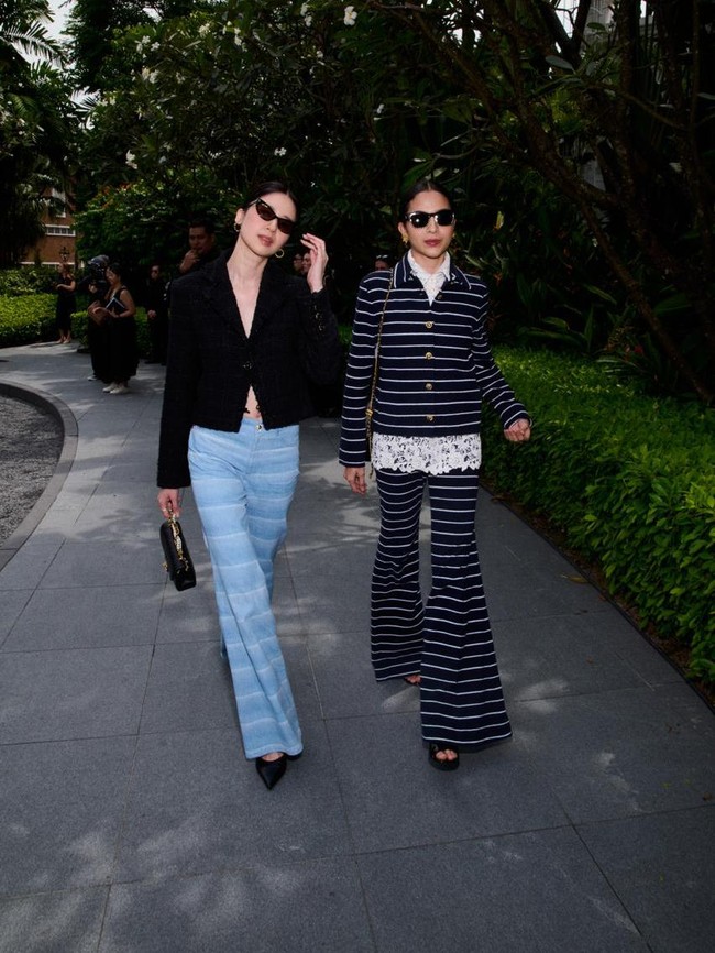 Foto: Gaya Kasual Elegan Laura Basuki dan Putri Marino di Show Chanel