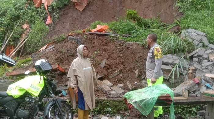 Longsor di Desa Galungan, Buleleng, Rabu (5/11/2025).