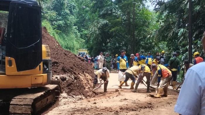 Longsor di Tanjungmedar jalur Sumedang-Subang.