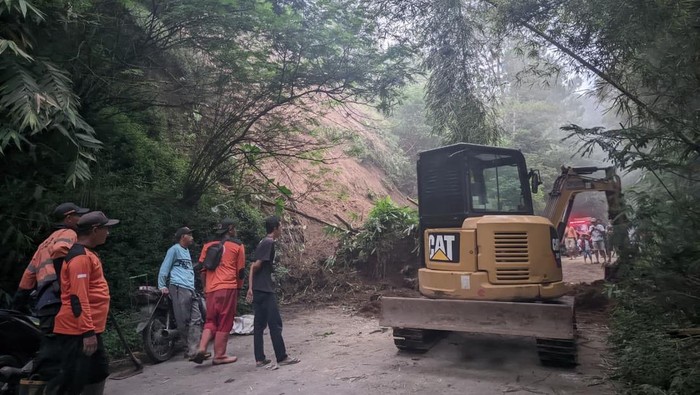 Penampakan longsor yang menutup akses Jalan Kaponan-Ketep, Kabupaten Magelang, Rabu (5/11/2025).