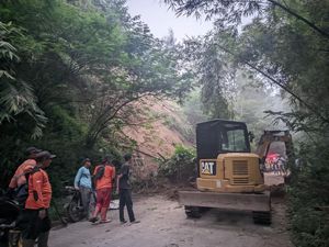 Jalan Kaponan-Ketep Magelang Tertutup Buntut Tebing 20 Meter Longsor