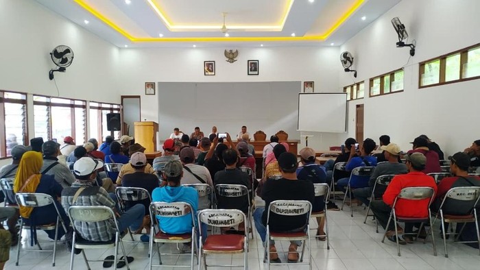 Momen PKL di Dukuhseti, Pati, melakukan audiensi di kantor kecamatan, Rabu (5/11/2025). PKL mengeluhkan pendapatan mereka yang anjlok sejak MBG diberlakukan.