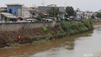 Memasuki musim penghujan, Petugas Penanganan Prasarana dan Sarana Umum (PPSU) Pemprov DKI Jakarta mulai melakukan aksi bersih-bersih di berbagai titik rawan.