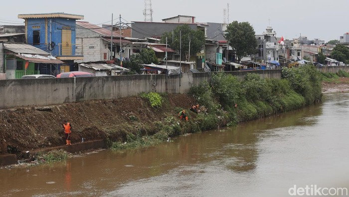 Memasuki musim penghujan, Petugas Penanganan Prasarana dan Sarana Umum (PPSU) Pemprov DKI Jakarta mulai melakukan aksi bersih-bersih di berbagai titik rawan, salah satunya di kawasan Bukit Duri, Jakarta Selatan, Rabu (5/11/2025).