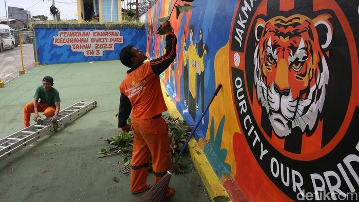 Memasuki musim penghujan, Petugas Penanganan Prasarana dan Sarana Umum (PPSU) Pemprov DKI Jakarta mulai melakukan aksi bersih-bersih di berbagai titik rawan, salah satunya di kawasan Bukit Duri, Jakarta Selatan, Rabu (5/11/2025).