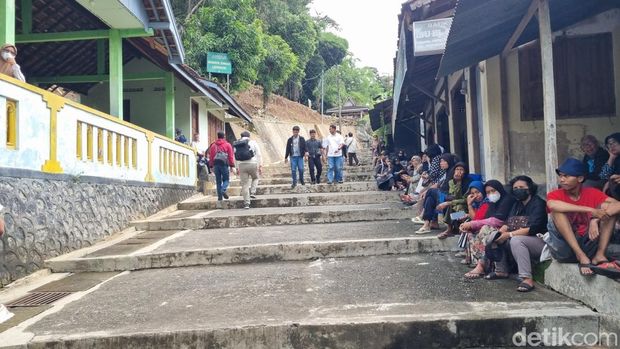 Masyarakat memadati makam raja-raja Mataram di Imogiri jelang pemakaman Paku Buwono XIII, Rabu (5/11/2025). Masyarakat memadati makam raja-raja Mataram di Imogiri jelang pemakaman Paku Buwono XIII, Rabu (5/11/2025).
