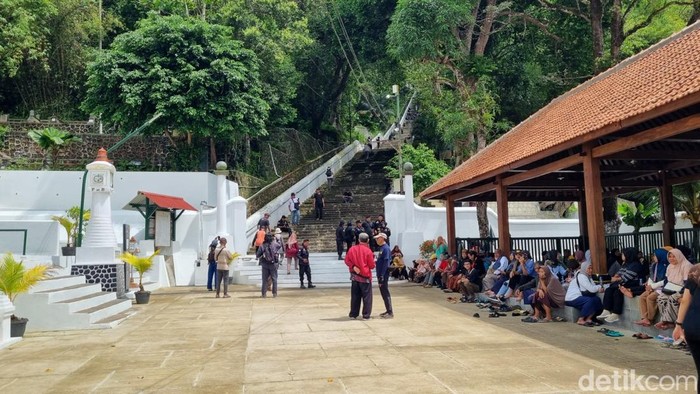 Masyarakat memadati makam raja-raja Mataram di Imogiri jelang pemakaman Paku Buwono XIII, Rabu (5/11/2025).