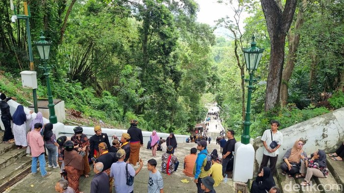 Masyarakat yang memadati area tangga menuju kompleks pemakaman PB di Pajimatan Imogiri, Bantul.
