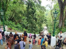 Video: Suasana Jelang Pemakaman Raja Keraton Solo PB XIII