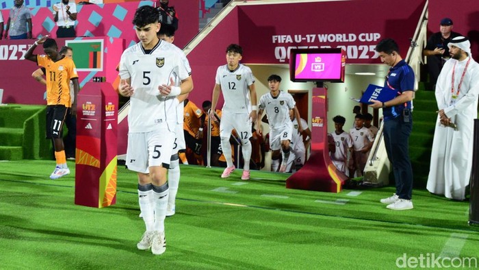 Pemain bertahan Timnas Indonesia U-17 Mathew Baker menjelang pertandingan melawan Timnas Zambia U-17 di Piala Dunia U-17 2025.