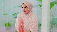 Melody Prima menulis soal rajin olahraga. Ia memang lagi suka banget main padel. (Foto: dok Instagram melodyprima)