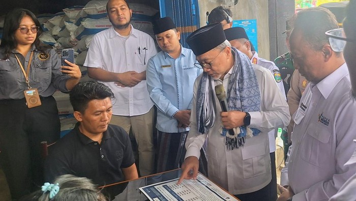 Menko Bidang Pangan, Zulkifli Hasan cek harga pupuk di Bondowoso
