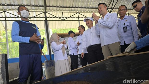 Rombongan Menteri Imipas Agus Andrianto saat meninjau Balai Latihan Kerja Pengolahan Pupuk Organik di Nusakambangan, Rabu (5/11/2025).