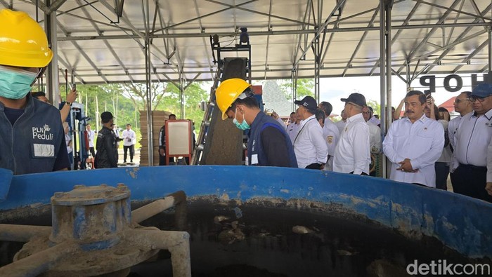 Menteri Imipas Agus Andrianto dan rombongan mengecek workshop pembuatan material batako dan paving dari berbahan dasar Fly Ash Bottom Ash (FABA) di Nusakambangan, Rabu (5/11/2025).