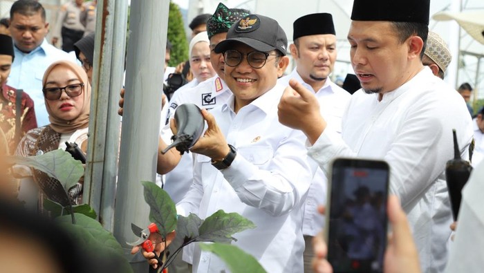 Menteri Koordinator (Menko) Pemberdayaan Masyarakat (PM) Abdul Muhaimin Iskandar atau Cak Imin saat mengunjungi di Ponpes Al-Ittifaq, Kampung Ciburial, Desa Alamendah, Kecamatan Rancabali, Rabu (5/11/2026).