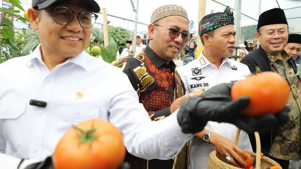 Menteri Koordinator (Menko) Pemberdayaan Masyarakat (PM) Abdul Muhaimin Iskandar atau Cak Imin saat mengunjungi di Ponpes Al-Ittifaq, Kampung Ciburial, Desa Alamendah, Kecamatan Rancabali, Rabu (5/11/2026).
