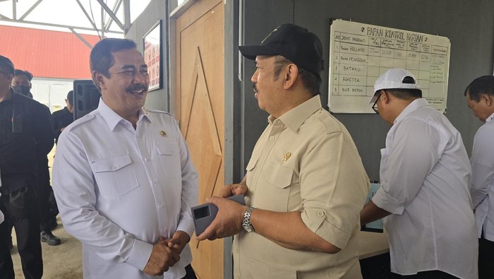 Menteri Perencanaan Pembangunan Nasional (PPN)/ Kepala Badan Perencanaan Pembangunan Nasional (Bappenas), Rachmat Pambudy (kanan/kemeja cokelat) (Audrey/detikcom)