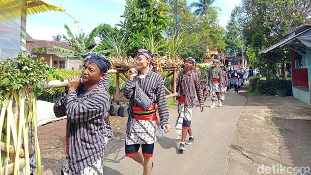 Meriahnya suasana Festival Kebonkliwon IV, Kecamatan Salaman, Kabupaten Magelang, Rabu (4/11/2025).
