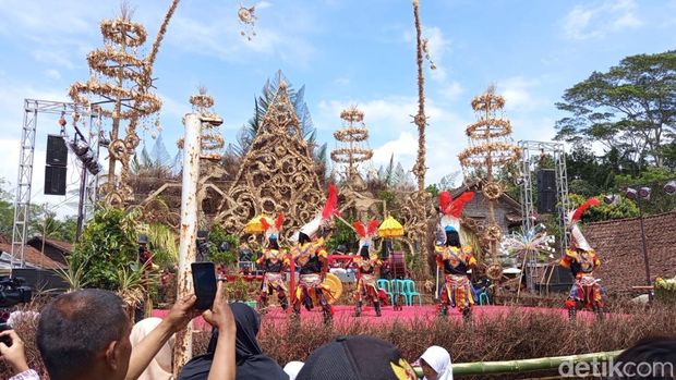 Meriahnya suasana Festival Kebonkliwon IV, Kecamatan Salaman, Kabupaten Magelang, Rabu (4/11/2025).