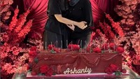Aurel Hermansyah turut hadir di hari spesial ibu sambungnya ini. Kehadiran Aurel seolah menambah meriah pesta ulang tahun Ashanty. Foto: Instagram @ashanty_ash