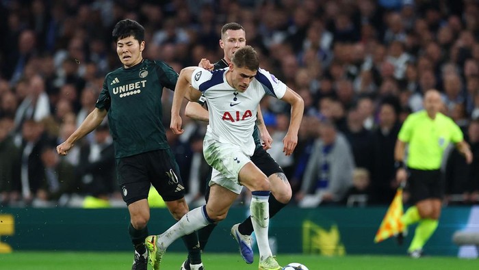 Soccer Football - UEFA Champions League - Tottenham Hotspur v FC Copenhagen - Tottenham Hotspur Stadium, London, Britain - November 4, 2025 Tottenham Hotspurs Micky van de Ven in action before scoring their third goal Action Images via Reuters/Matthew Childs